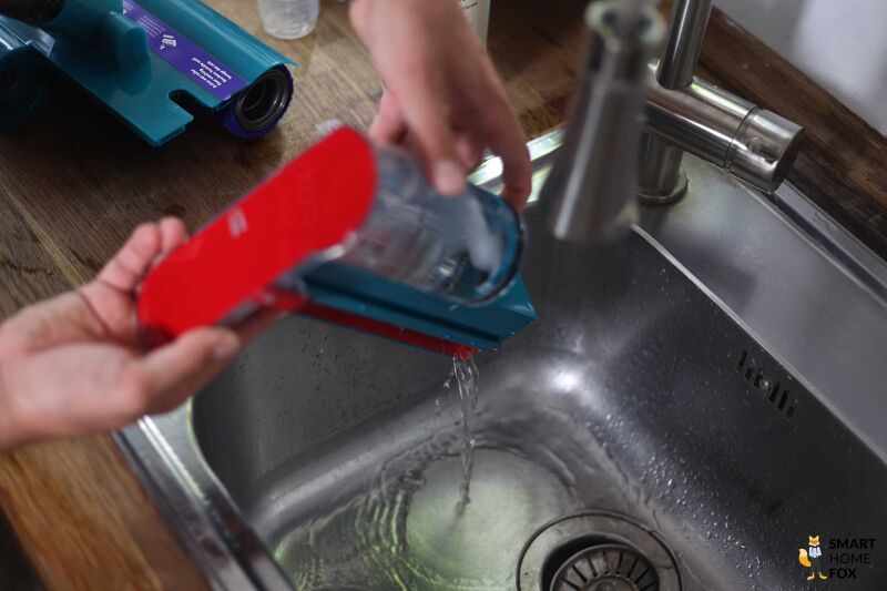 Dyson V15s Submarine: опорожнение резервуара для грязной воды